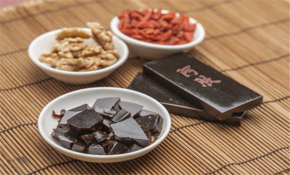 阿膠補(bǔ)益精血、強(qiáng)健筋骨的功效