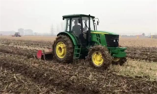 拖拉機場上作業(yè)時的注意事項